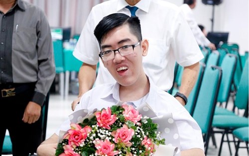Nghị lực phi thường của chàng tân sinh viên đặc biệt